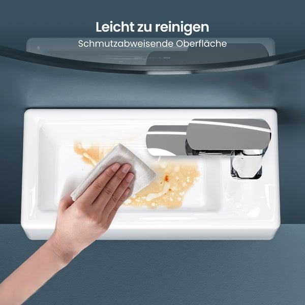 Reinigung eines weißen Waschbeckens mit einem Tuch