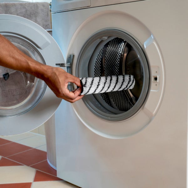 Hochbeet aus Holz mit Anzuchterde, Pflanze, Gartengeräten und Symbolen für Eigenschaften