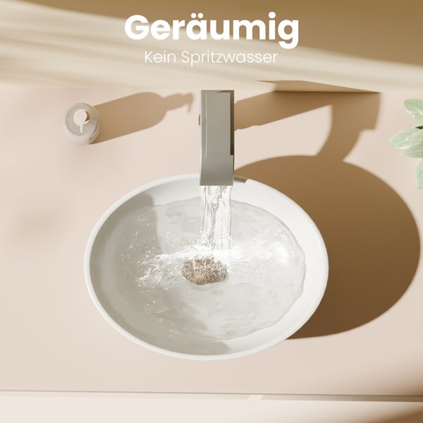 Aufnahme eines Waschbeckens mit Wasserhahn und fließendem Wasser