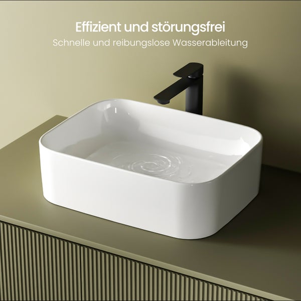 Aufsatzwaschbecken aus Keramik mit Armatur auf einem Waschtischunterschrank