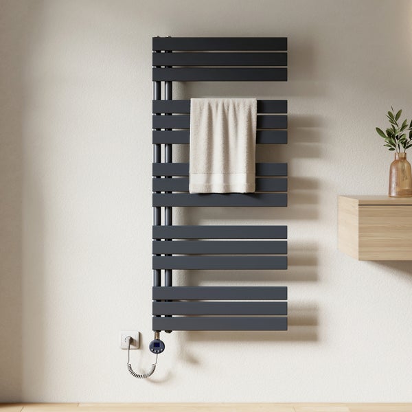 Handtuchheizkörper mit Handtuch im Badezimmer