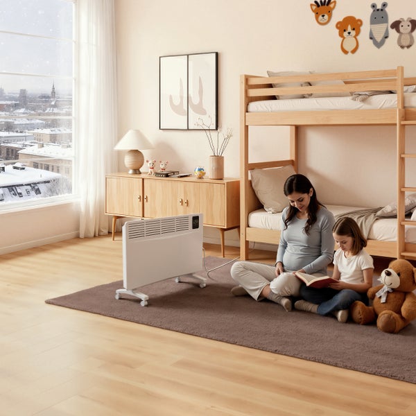 Wohnraum mit Heizkörper, Mutter und Tochter lesen Buch auf Teppich vor einem Etagenbett.