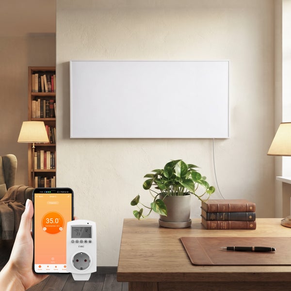 Wandmontierte Infrarotheizung mit Thermostat und Smartphone Steuerung in einem Wohnraum.