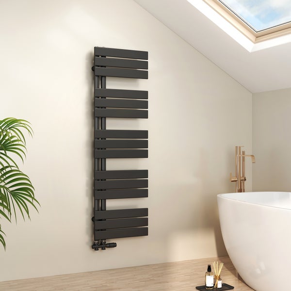 Modernes Badezimmer mit schwarzem Handtuchheizkörper an der Wand, weißer freistehender Badewanne und heller Atmosphäre.