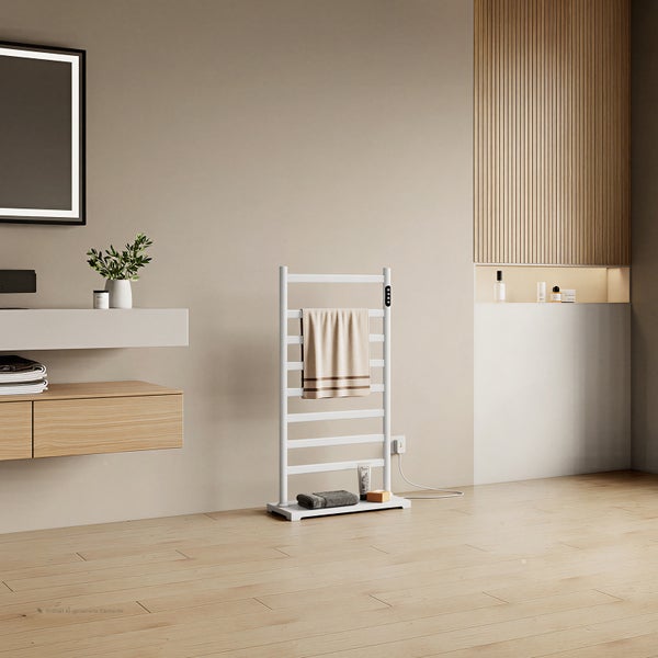 Elektrischer Handtuchheizkörper als freistehendes Modell in einem modern gestalteten Badezimmer mit Holzoptik-Elementen und Ablageflächen.