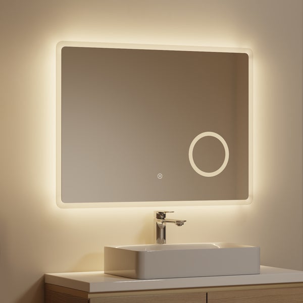 Rechteckiger Badspiegel mit Beleuchtung über einem Waschbecken
