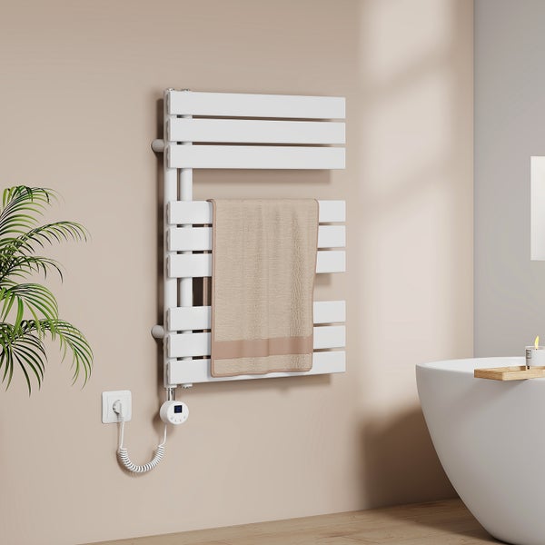 Elektrischer Handtuchheizkörper in Weiß mit asymmetrischem Design im hellen Badezimmer mit beiger Wand, Handtuch und weißer Badewanne.