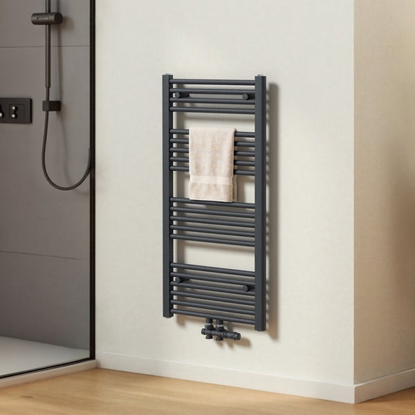 Anthrazitfarbener Handtuchwärmer mit Handtuch im Badezimmer