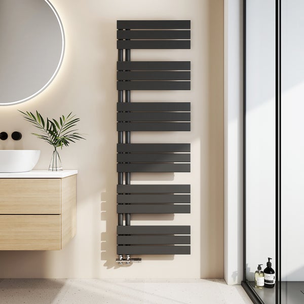 Modernes Badezimmer mit dunkelgrauem Handtuchheizkörper mit horizontalen Lamellen, Holzwaschtisch mit weißem Waschbecken und rundem Spiegel.