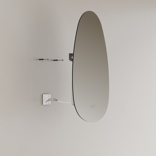 Montage eines ovalen LED-Badspiegels mit Touch-Bedienung an einer Wand, inklusive elektrischer Anschlüsse und Befestigungsschrauben.