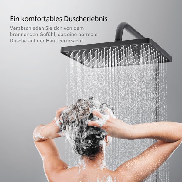 Quadratischer Duschkopf mit Person beim Haarewaschen unter dem Wasserstrahl