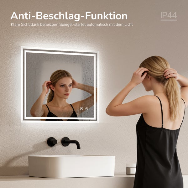 Quadratischer Badezimmerspiegel mit LED Beleuchtung und Antibeschlagfunktion, IP44 Schutzklasse, montiert über einem Waschbecken.