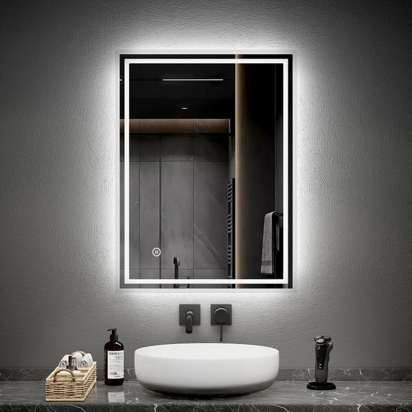 Badezimmer mit beleuchtetem Spiegel, Waschbecken und Accessoires