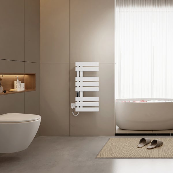 Modernes, helles Badezimmer mit einem weißen elektrischen Handtuchheizkörper, einem wandhängenden WC und einer freistehenden Badewanne.