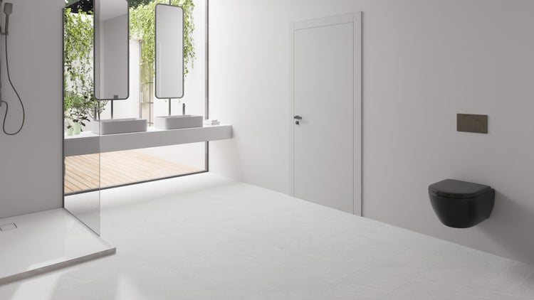 Helles Badezimmer mit Waschtischen, Spiegeln, Dusche, Toilette und Tür