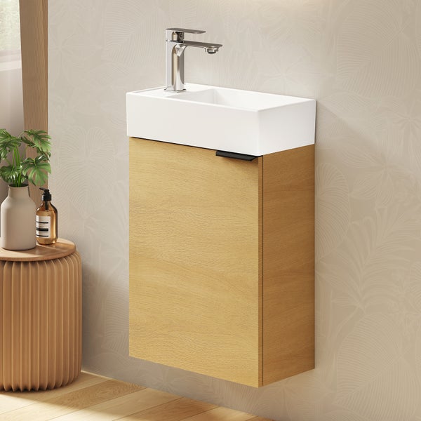 Waschtisch mit Unterschrank und Armatur in einem Badezimmer.