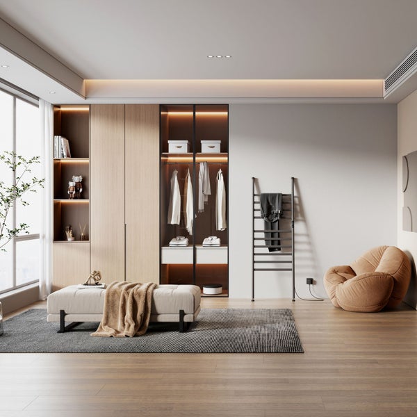 Modernes Ankleidezimmer mit integriertem Kleiderschrank mit Holzfronten und Glasvitrine, Sitzbank, Leiterheizkörper und gemütlichem Sessel.