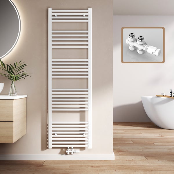 Badezimmer mit weißem Handtuchwärmer und Thermostatventil