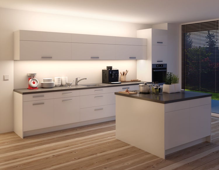 Küchenszene mit LED-Leuchtstreifen, Stromanschluss, Steuergerät und Verteiler