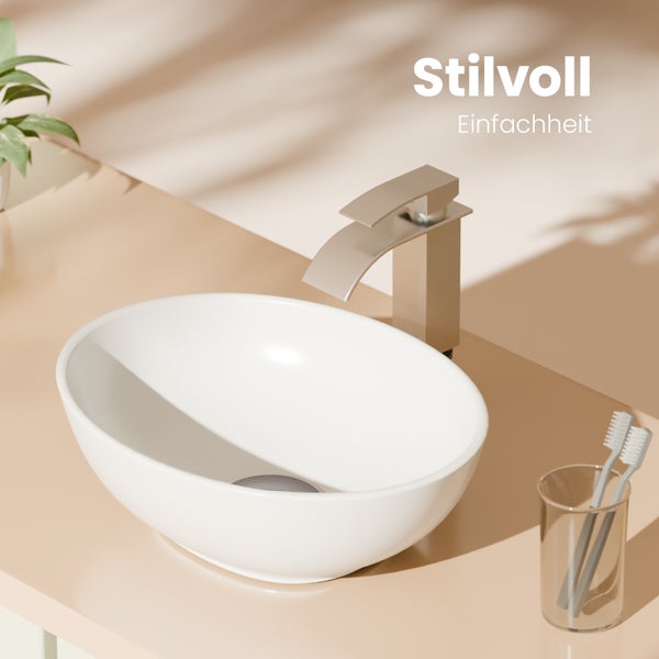 Aufnahme eines Aufsatzwaschbeckens mit Armatur, Zahnbürsten in einem Becher auf einem Waschtisch