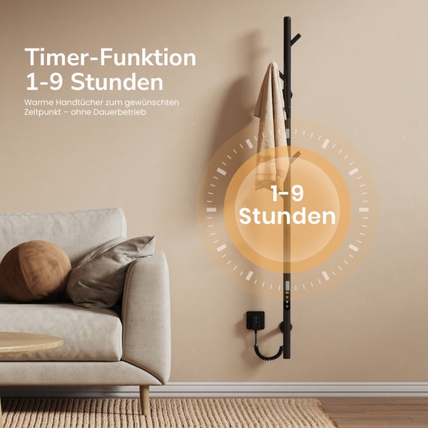 Elektrischer Handtuchwärmer mit Timer Funktion für 1 bis 9 Stunden Montage an der Wand neben einem Sofa mit aufgehängtem Handtuch.