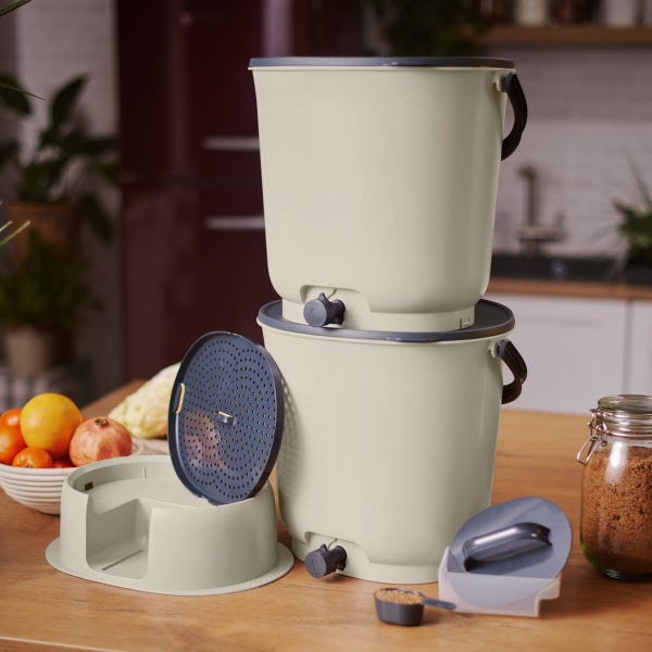 Skaza Bokashi Essential Biomülleimer Küche Set (2 x 15,3 Liter) + Base - Komposteimer Küche und Garten aus recyceltem Kunststoff - Starter Set + incl. 1 kg Fermentation Starter - Creme