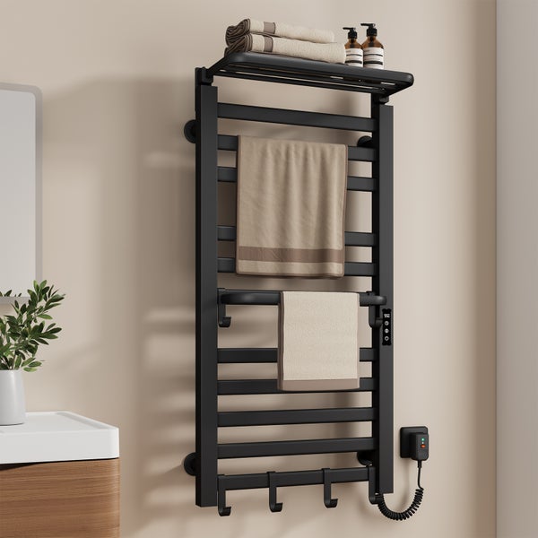 Elektrischer Handtuchwärmer mit Handtüchern und Badutensilien im Badezimmer.