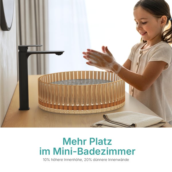 Szene eines Waschtisches mit rundem Waschbecken, Armatur und einem Kind, das sich die Hände wäscht
