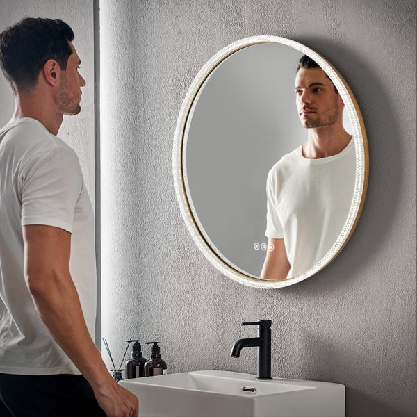 Badezimmer mit beleuchtetem Spiegel, Waschbecken und Armatur