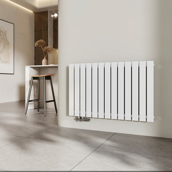 Weißer Heizkörper an einer Wand in einem hellen Wohnraum