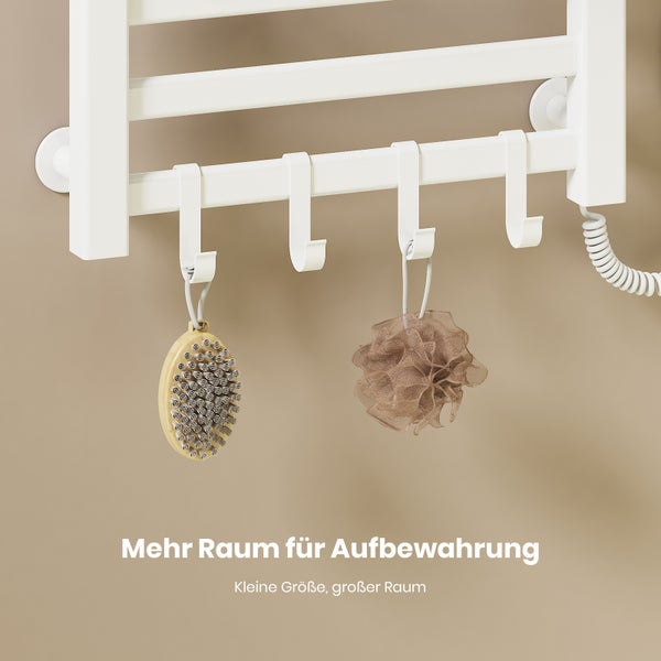 Weißer Handtuchwärmer mit Badaccessoires an Haken