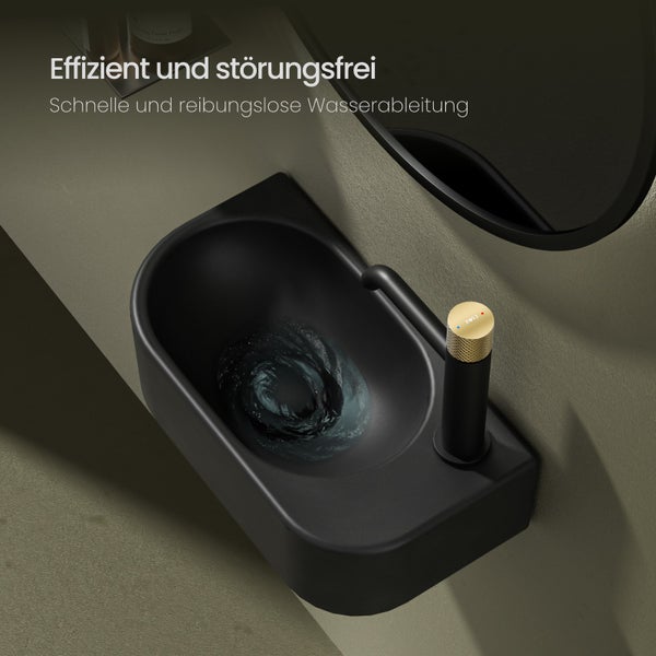 Schwarzes Waschbecken mit Armatur und fließendem Wasser