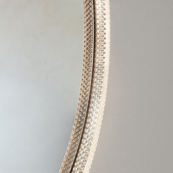 Detailaufnahme eines Spiegels mit einem Rahmen mit Muster