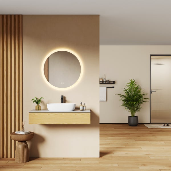 Modernes Badezimmer mit rundem LED-Spiegel, Aufsatzwaschbecken, Holzwandschrank und Holzlamellen an der Wand.
