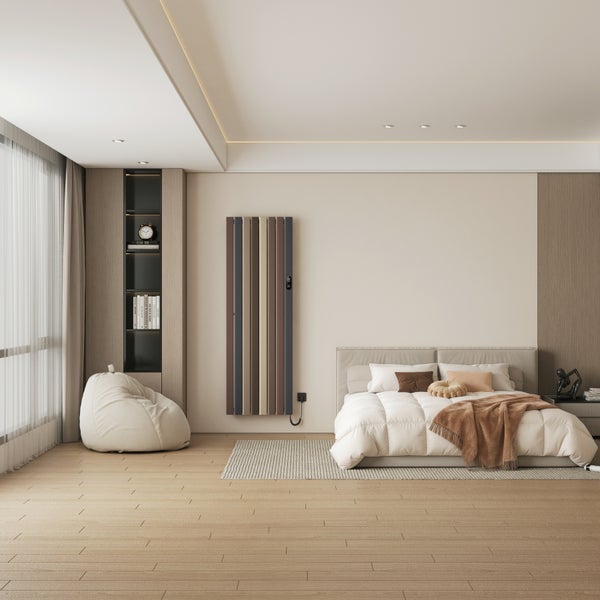 Modernes Schlafzimmer mit vertikalem Designheizkörper an der Wand, bequemem Bett, Sitzsack und integriertem Regal in ruhiger Wohnatmosphäre.