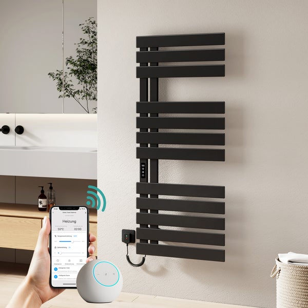 Smarter elektrischer Handtuchheizkörper in Schwarz an einer hellen Wand, gesteuert per Smartphone-App und Smart Speaker in einem modernen Badezimmer.