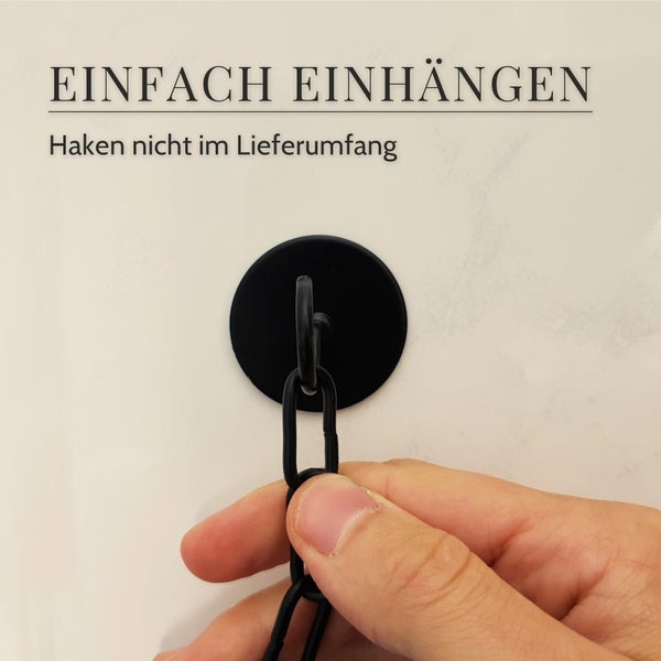 Hand hängt eine Kette in einen Wandhaken ein, Hinweis Einfach einhängen, Haken nicht im Lieferumfang enthalten.