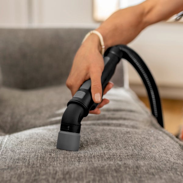 Bürstenaufsatz für Staubsauger in der Hand