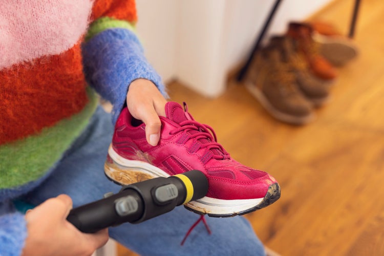 Reinigung eines schmutzigen Turnschuhs mit einem Dampfreiniger