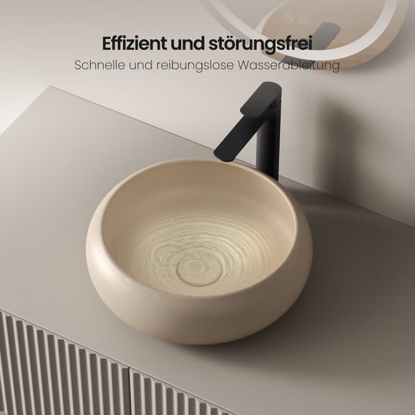 Aufsatzwaschbecken aus Keramik mit schwarzer Armatur auf einer Ablage