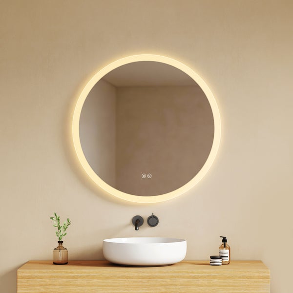 Runder Badspiegel mit LED-Beleuchtung über einem weißen Aufsatzwaschbecken und einem Waschtisch aus Holz.