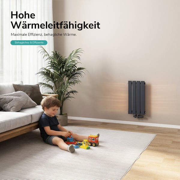 Raumansicht mit Heizkörper, Sofa, Zimmerpflanze und spielendem Kind