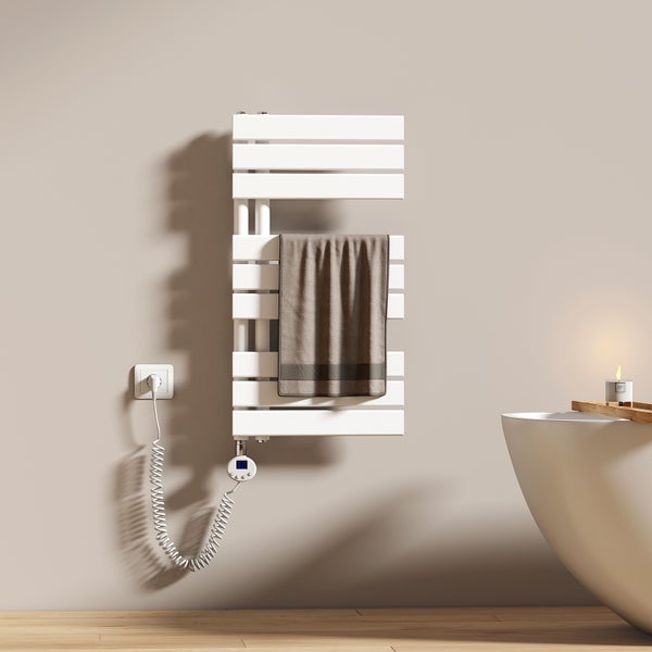 Modernes Badezimmer mit weißem Handtuchwärmer, Handtuch und Badewanne