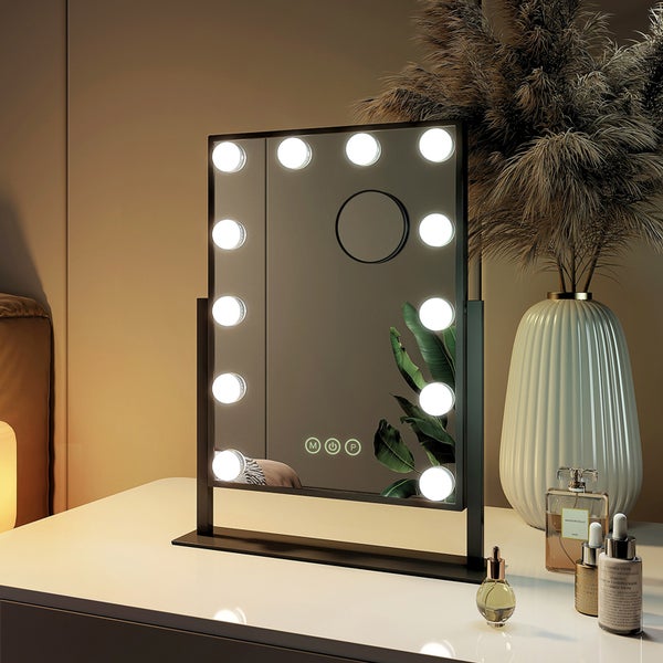 Beleuchteter Kosmetikspiegel auf einem Tisch