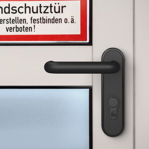 Tür mit BASI-Türbeschlag und Hinweisschild