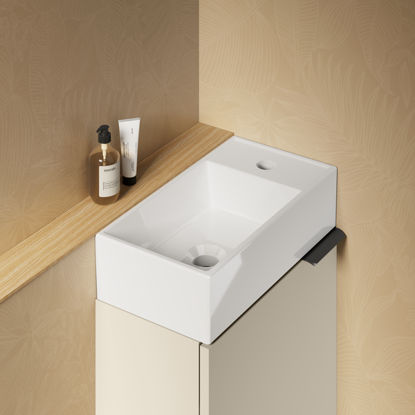 Modernes Waschbecken mit Unterschrank in einem Badezimmer mit Holzablage und Wandgestaltung mit Pflanzenmuster.