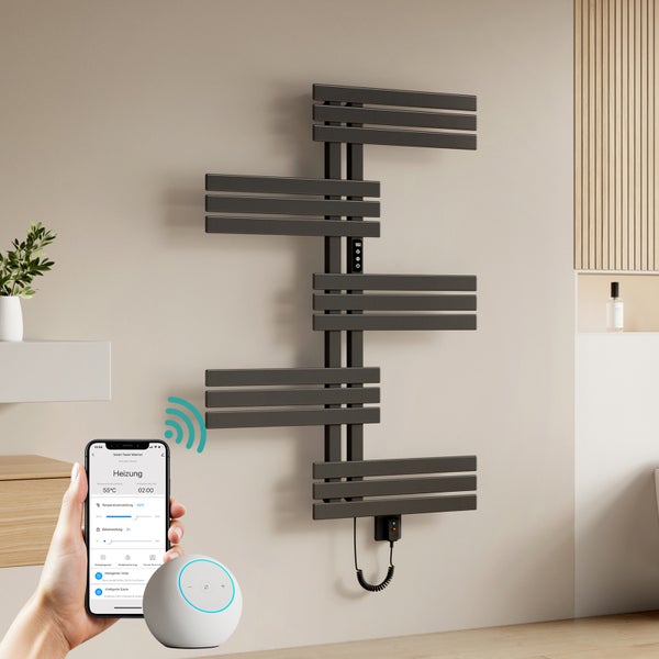 Moderner elektrischer Handtuchheizkörper mit intelligenter Steuerung über Smartphone App und Sprachassistent in einem Badezimmer.