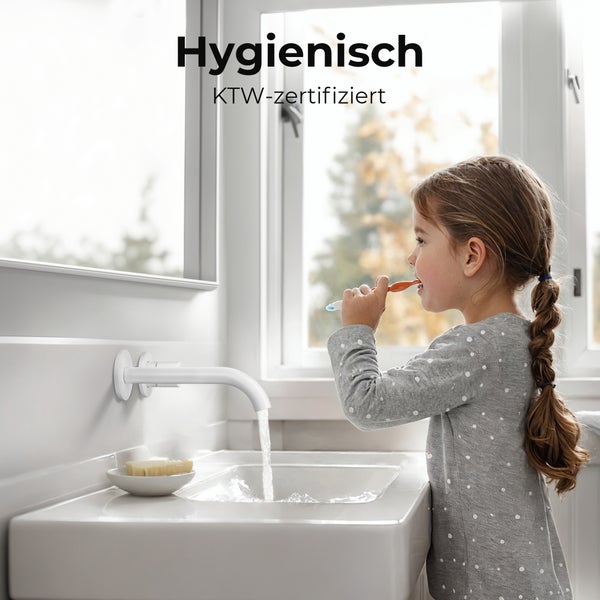 Mädchen putzt sich im Badezimmer mit KTW-zertifiziertem Wasserhahn die Zähne