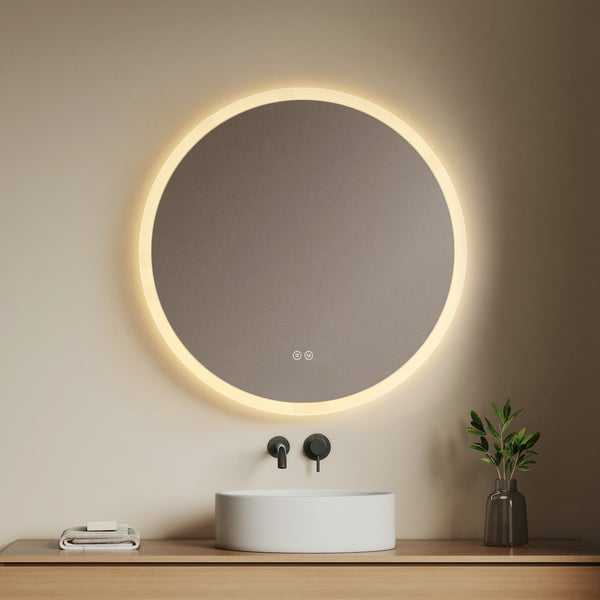 Moderner runder Badezimmerspiegel mit LED-Beleuchtung und Touch-Sensor über einem weißen Aufsatzwaschbecken auf einer Holzkonsole.