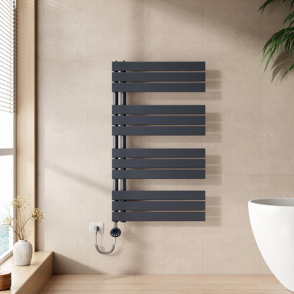 Bad mit Handtuchwärmer, Badewanne und Fenster